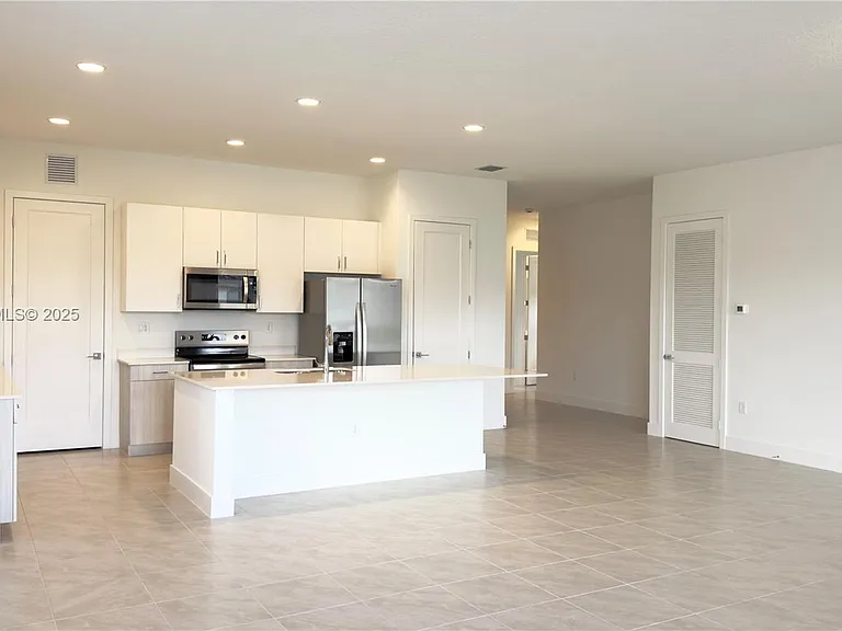 5089 Penella Ave — Photo 4