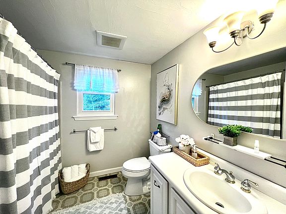 5th image of 13 Knollwood Ln