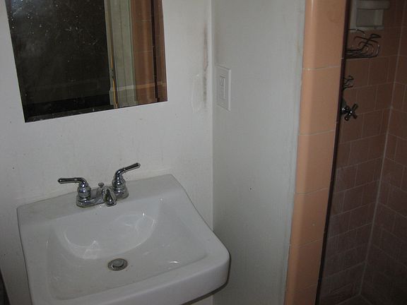 4th image of 624 W Hillcrest Blvd