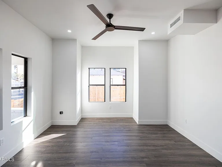 326 N 17th Dr — Photo 21