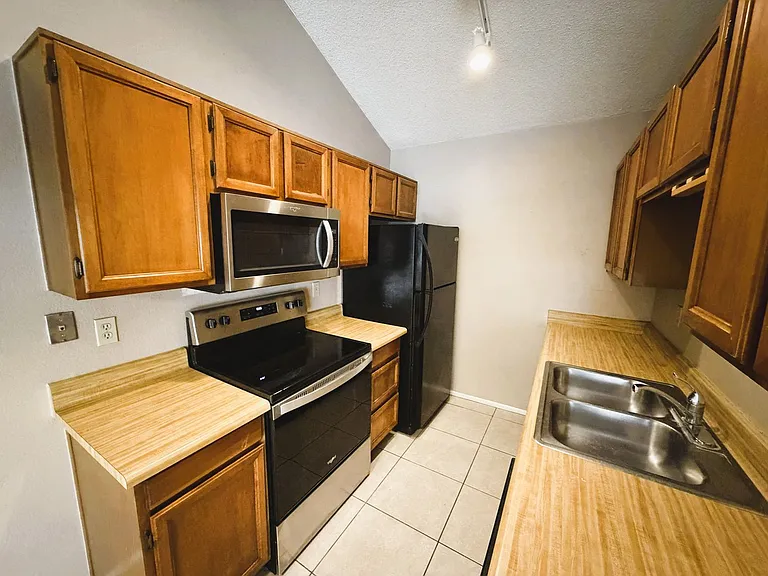 602 N May #21 — Photo 3