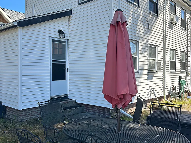 4 Rowe St — Photo 32