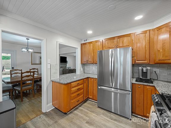 2nd image of 811 Myrtle Dr