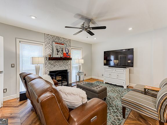 3rd image of 2075 Clairmeade Valley Rd NE