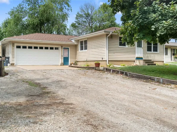 609 Sunrise Ct, Center Point, IA 52213