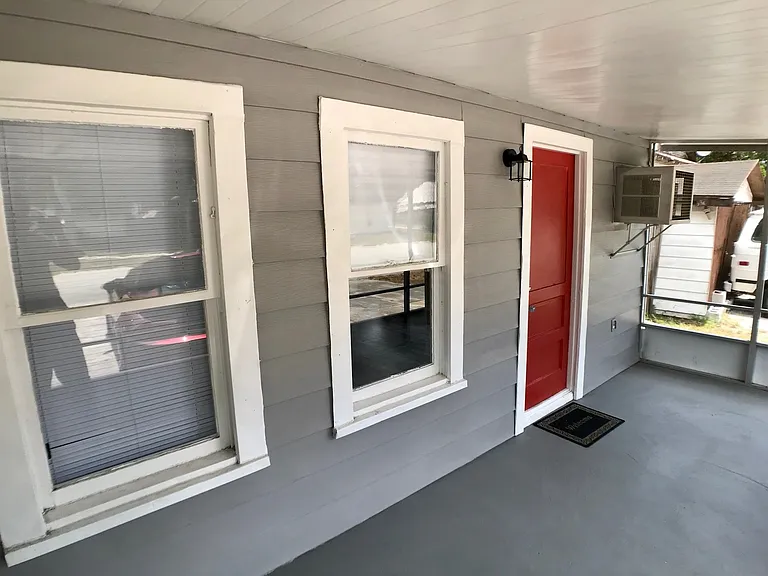 109 E Bass St — Photo 1