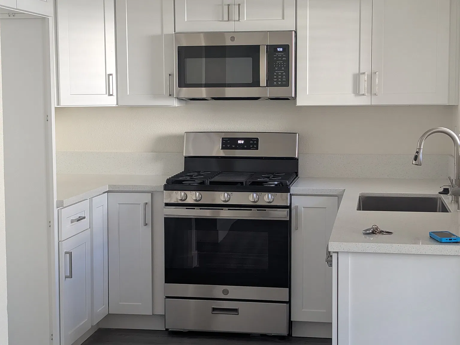 2 bed, 750 sqft, $2,300 — Photo 2