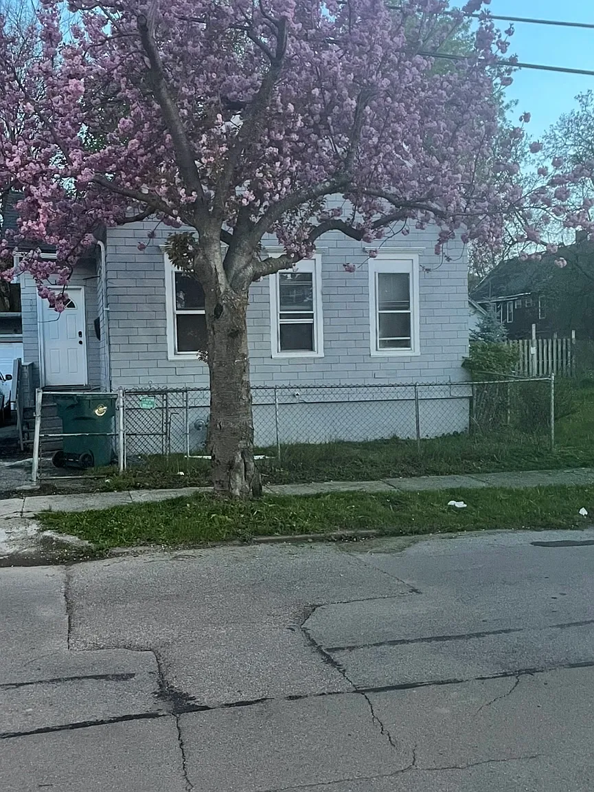 109 Evergreen St — Photo 1