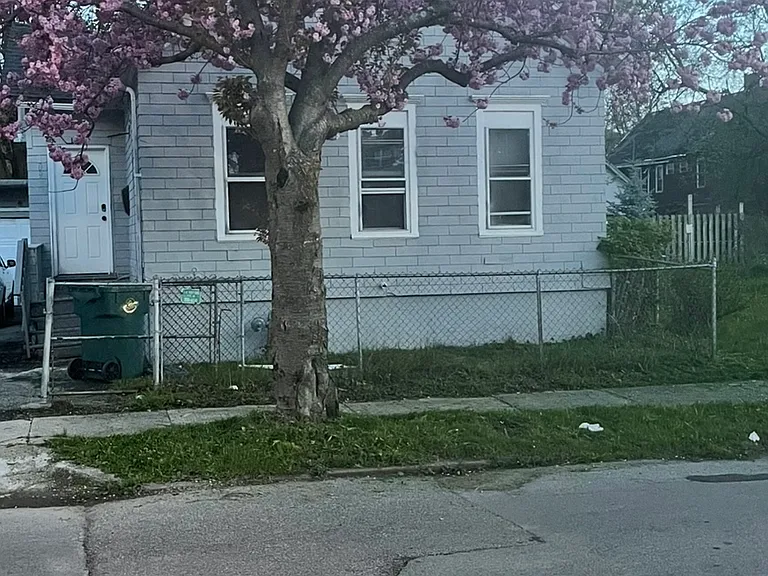 109 Evergreen St — Photo 1