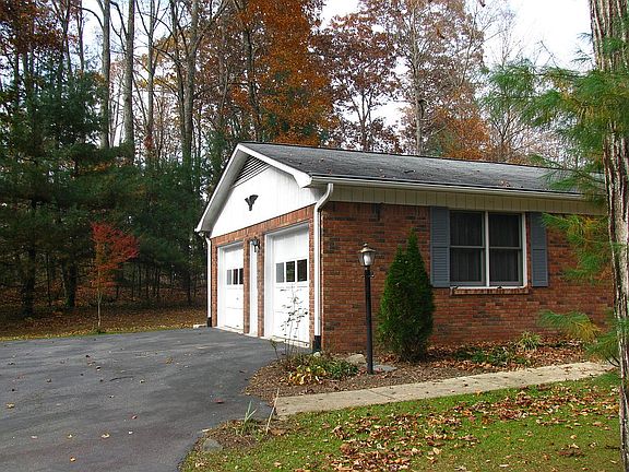 4th image of 415 Haywood Knolls Dr