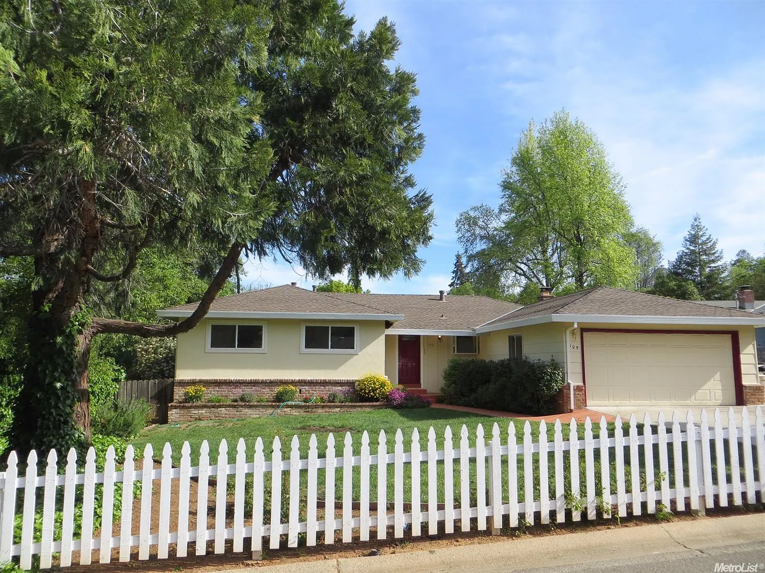 105 Lloyd Way photo 1
