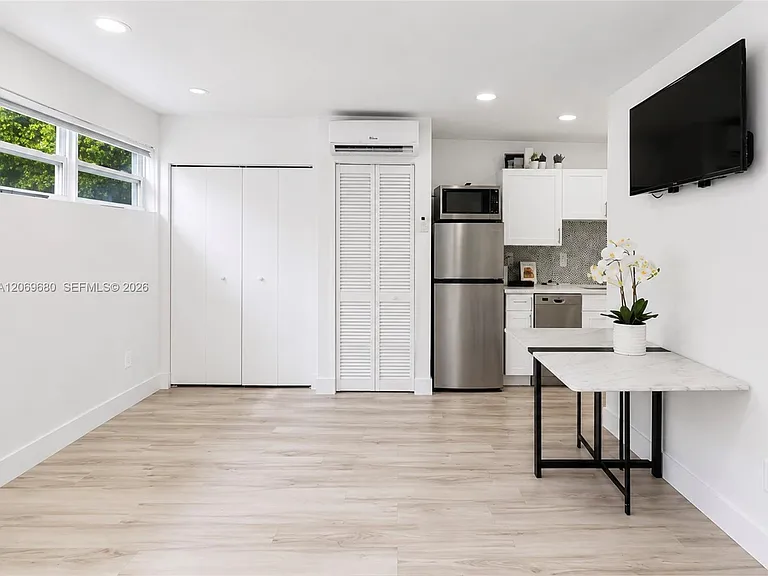 1125 Almeria Ave — Photo 8