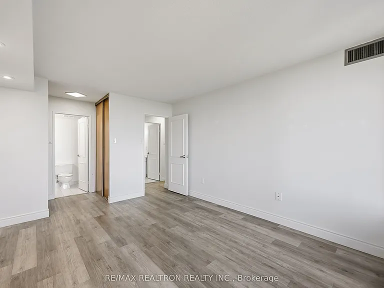 7440 Bathurst St #608 — Photo 24