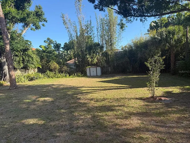1827 Alta Vista St — Photo 8