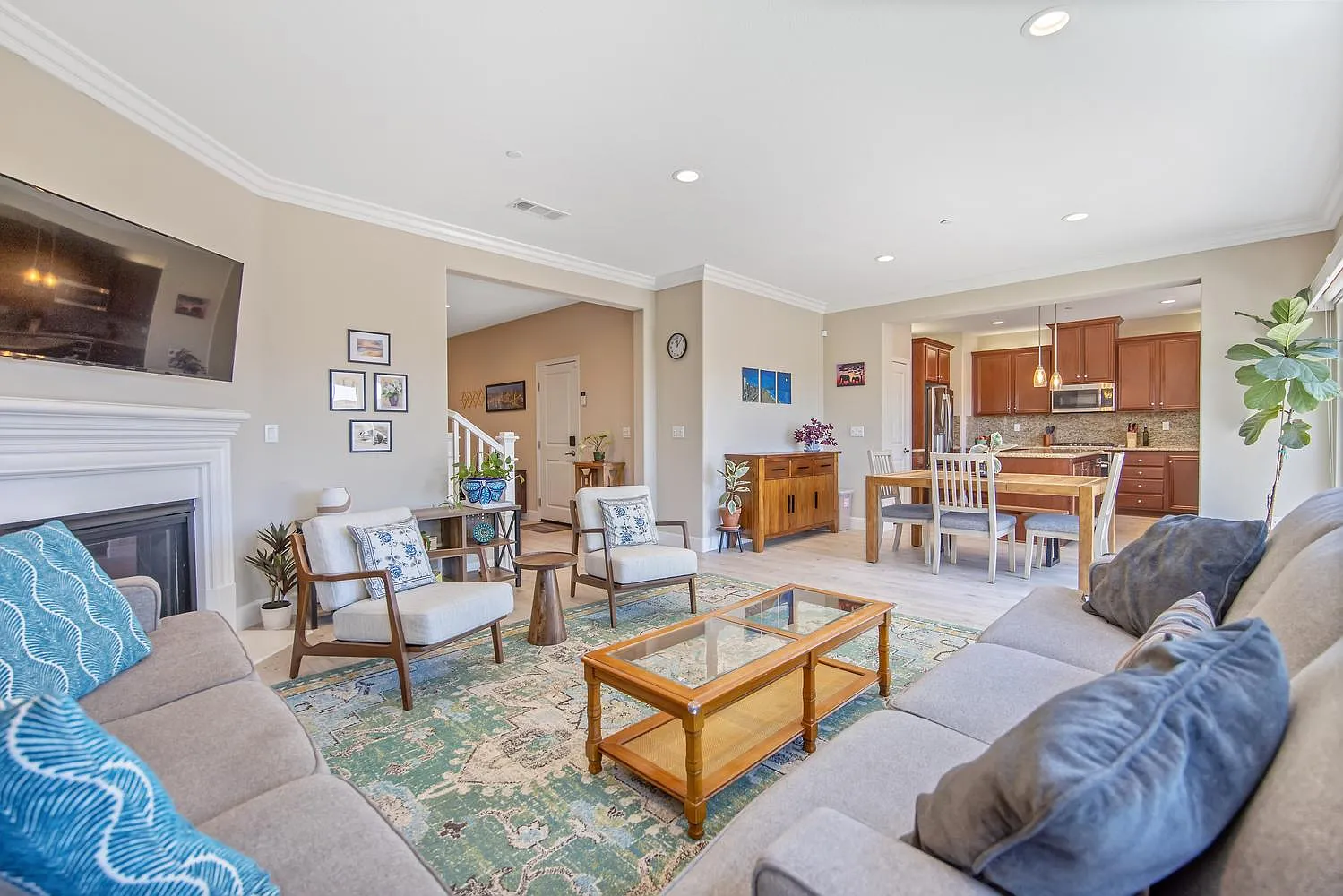 4 bed, 2311 sqft, $4,900 — Photo 1