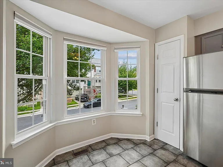 104 Frazer Dr — Photo 8