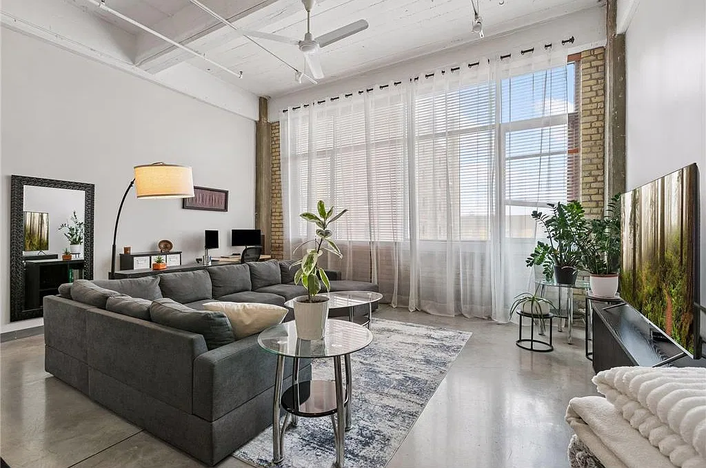 1 bed, 1010 sqft, $1,995 — Photo 3