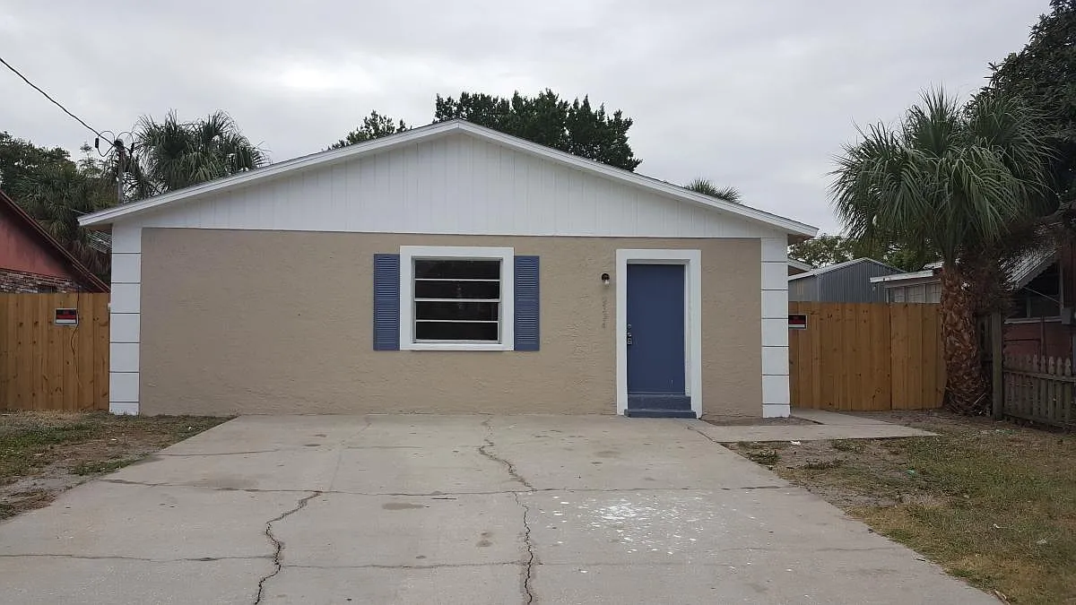 4 bed, 1504 sqft, $2,395 — Photo 2