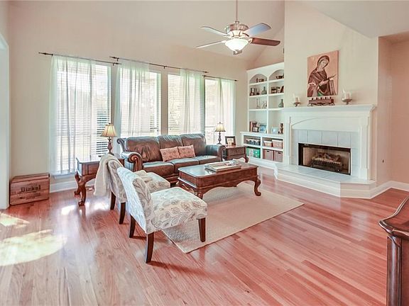 4th image of 270 Chestnut Oak Dr