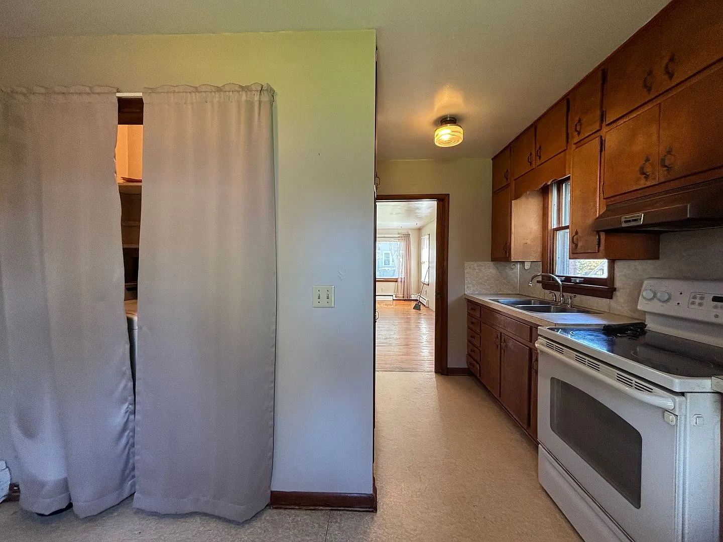 2 Bed Room 1 Bath — Photo 3