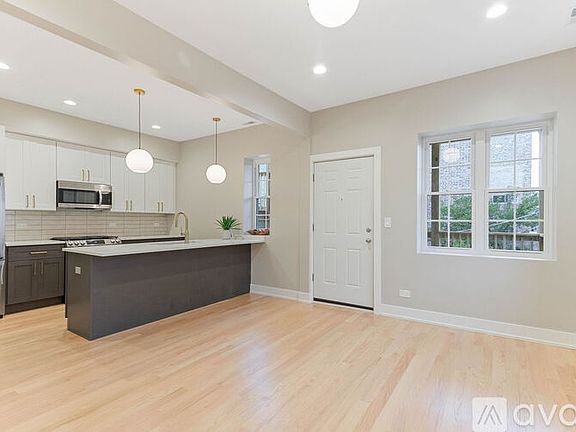 4th image of 2901 N Milwaukee Ave #2R