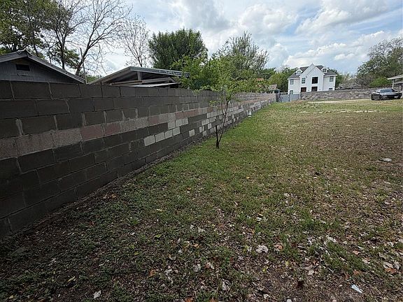 4th image of 1125 Brookswood Ave
