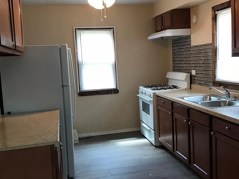 12214 S Aberdeen St — Photo 3