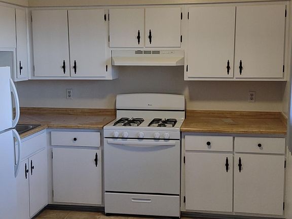 4th image of 824 Chelwood Park Blvd NE APT C
