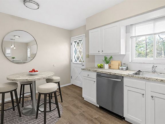 4th image of 699 Hillsdowne Rd APT B