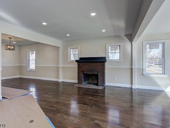 4th image of 89 Leslie St