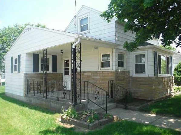 1st image of 407 W Lake Ave
