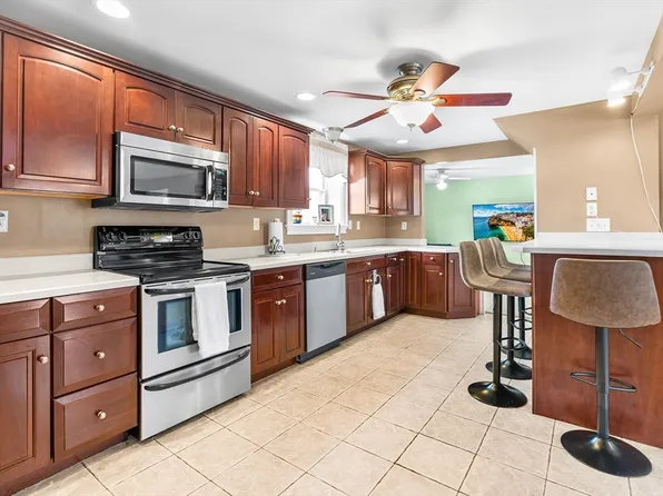 41 Pilgrim Rd, Weymouth, MA 02191
