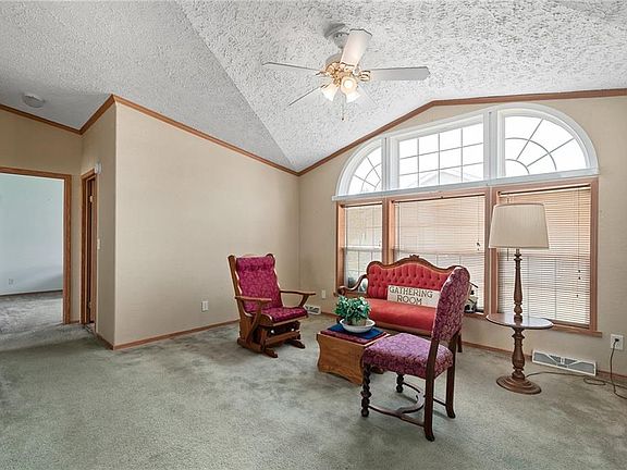 4th image of 805 NE Pine Ct