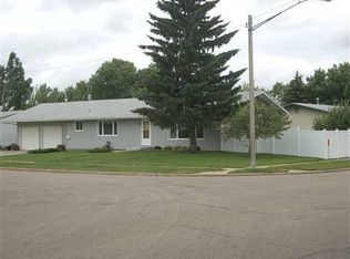 1808 10th St SW, Minot, ND 58701