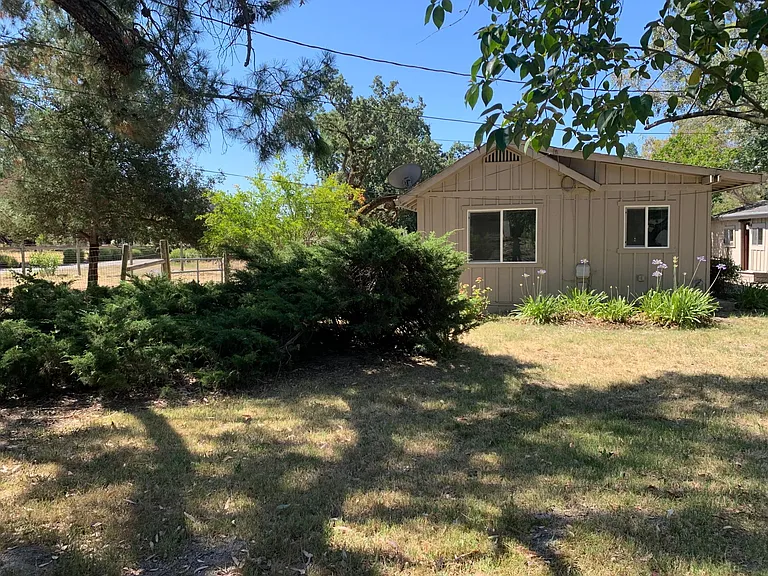1850 Reiman Ln — Photo 1