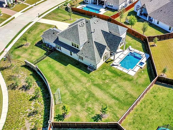 2nd image of 921 Evergreen Dr