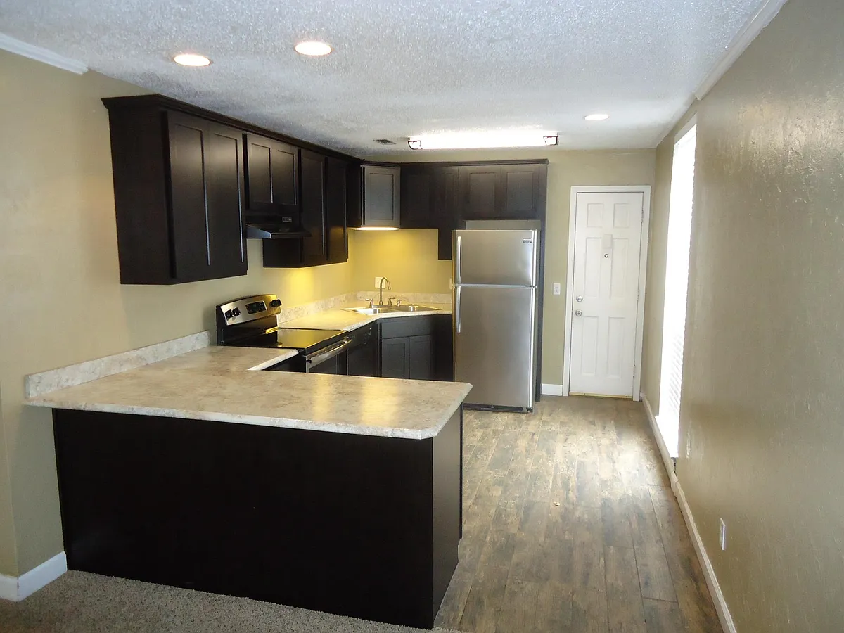 Building Photo - 6100 N Brookline Ave #31