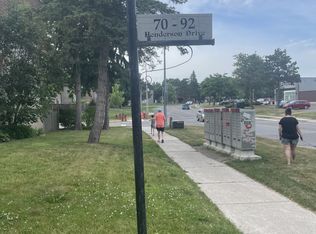 82 Henderson Dr #82, Aurora, ON L4G 3M3