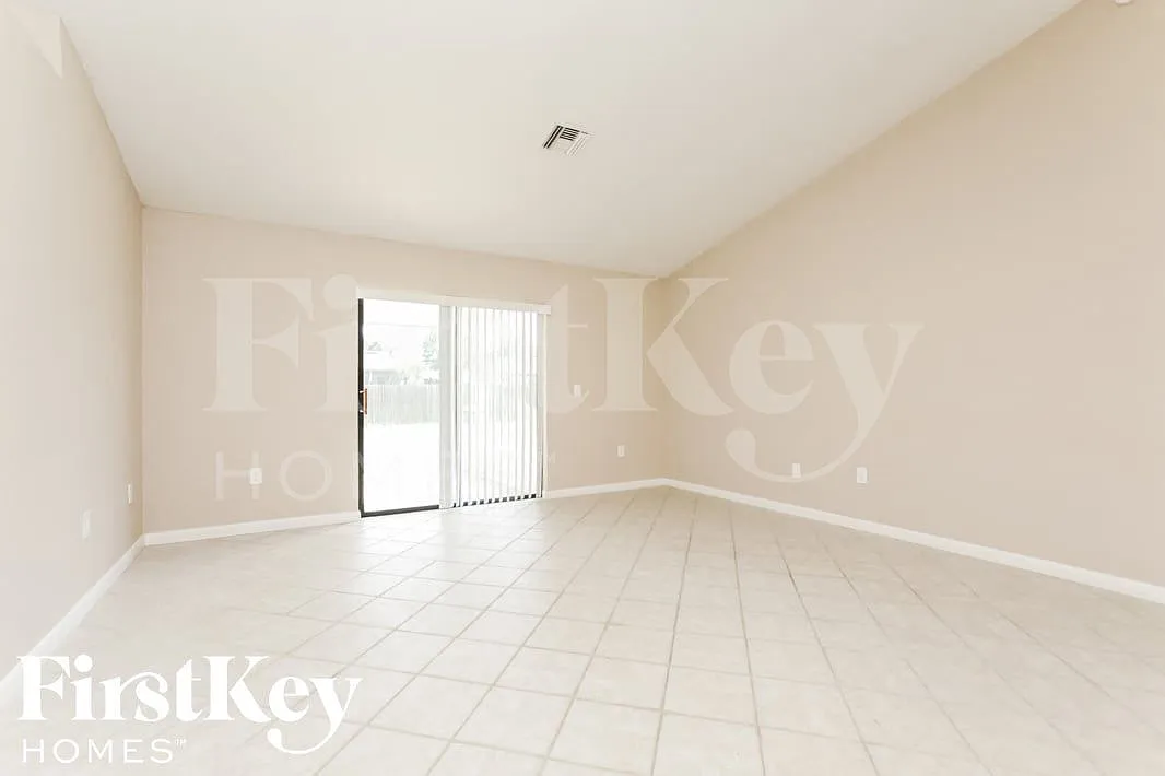 3 bed, 2.0 bath, 1466 sqft, $2,000 — Photo 3