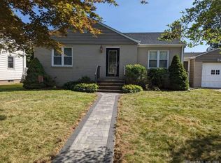 136 Sunnyside Ct, Milford, CT 06460