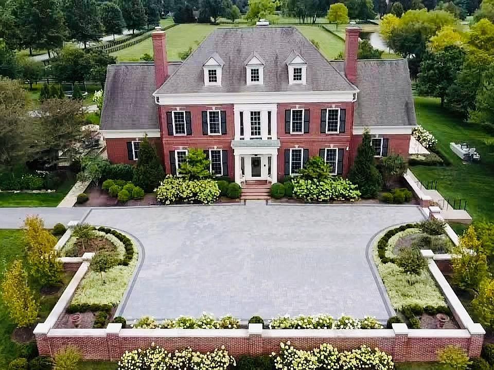 1st image of 450 The Grange Ln