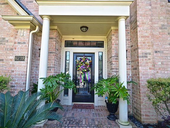 Glass front door will lead you in to this home that looks like it could be in "Better Homes and Gardens"!!!