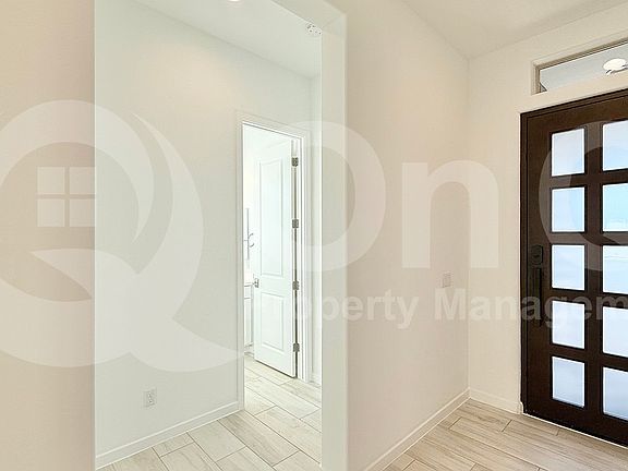 4th image of 718 E Silver Fox Way