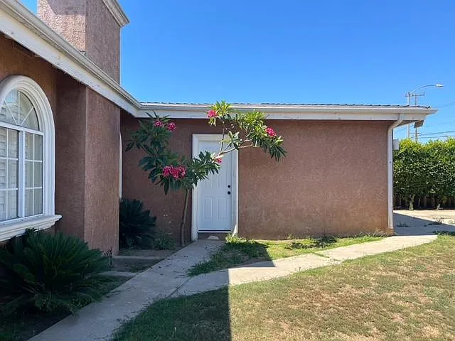 13111 S Hoover St — Photo 18