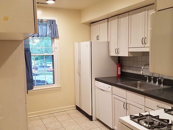 4th image of 724 Quince Orchard Blvd