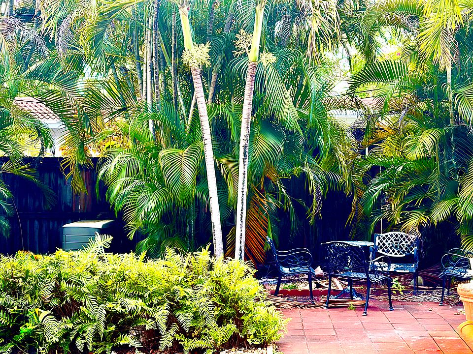 2nd image of 850-852 SW 12th Ct