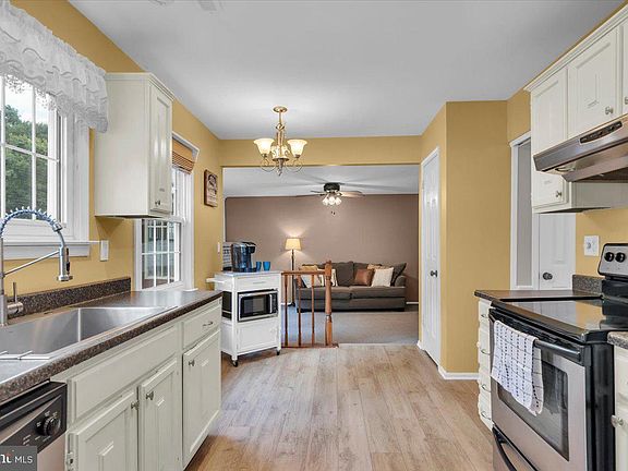 5th image of 214 Burgundy Dr