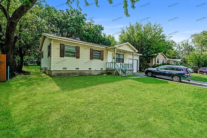 3 bed, 1.0 bath, 800 sqft, $1,015 — Photo 3