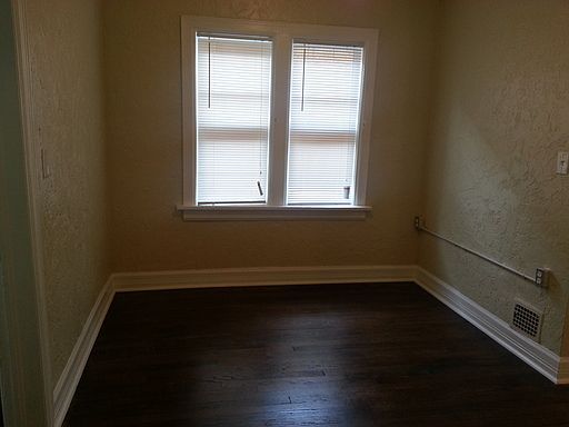 3rd image of 1009 NE 21st St APT D