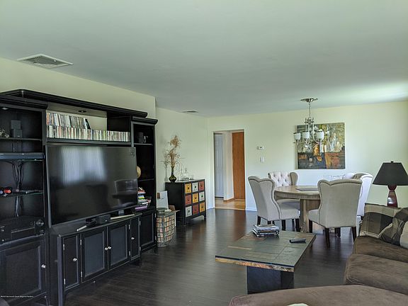 5th image of 421 Saint Thomas Dr